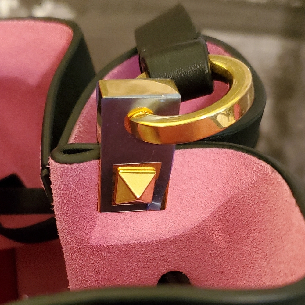 Valentino Garavani Bucket Bag with Rockstud Wallet - Picture 7 of 16